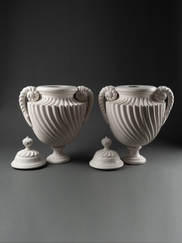 Paire de vases couverts à côtes torses en bois sculpté et laqué blanc - 