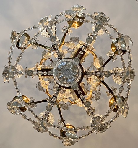 Lustre à six lumières en bronze doré avec pampilles et couronnes en cristal - Galerie Philippe Guegan