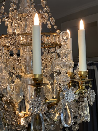 Lustre à six lumières en bronze doré avec pampilles et couronnes en cristal - 