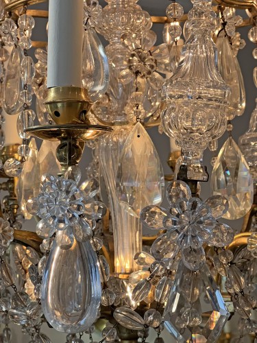  - Lustre à six lumières en bronze doré avec pampilles et couronnes en cristal