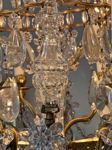 Antiquités - Lustre à six lumières en bronze doré avec pampilles et couronnes en cristal