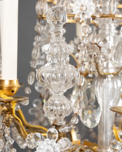 Lustre à six lumières en bronze doré avec pampilles et couronnes en cristal - Galerie Philippe Guegan