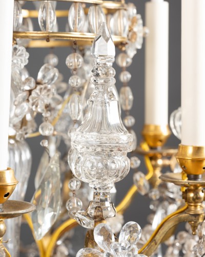 XIXe siècle - Lustre à six lumières en bronze doré avec pampilles et couronnes en cristal