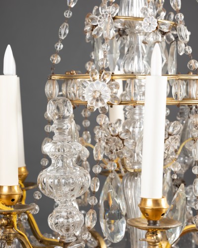 Lustre à six lumières en bronze doré avec pampilles et couronnes en cristal - 