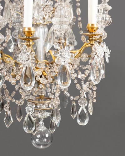  - Lustre à six lumières en bronze doré avec pampilles et couronnes en cristal