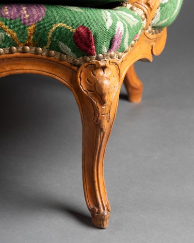 Antiquités - Bergère en cabriolet d'époque Louis XV estampillée Barthélemy-Jean Pinson 