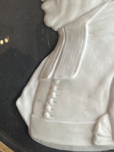  - Biscuit en porcelaine au profil de Charles Montault Desilles évêque d'Angers
