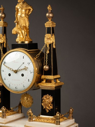 Grande pendule portique aux obelisques par Breant et Coteau. Epoque Louis XVI - Galerie Philippe Guegan