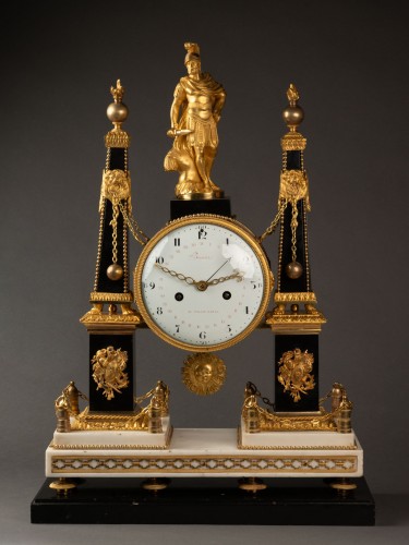 Louis XVI - Grande pendule portique aux obelisques par Breant et Coteau. Epoque Louis XVI