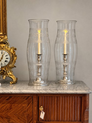 Paire de grands photophores en verre soufflé et gravé du XIXe siècle - Luminaires Style 
