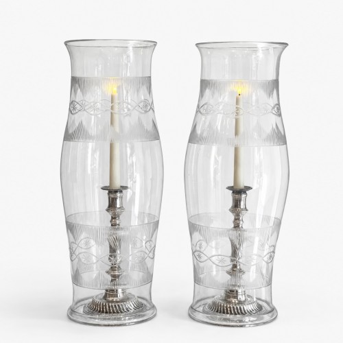Luminaires Bougeoirs et Chandeliers - Paire de grands photophores en verre soufflé et gravé du XIXe siècle
