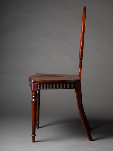 Antiquités - A pair of George III Mahogany Hall Chairs in the manner of Mayhew &amp; Ince