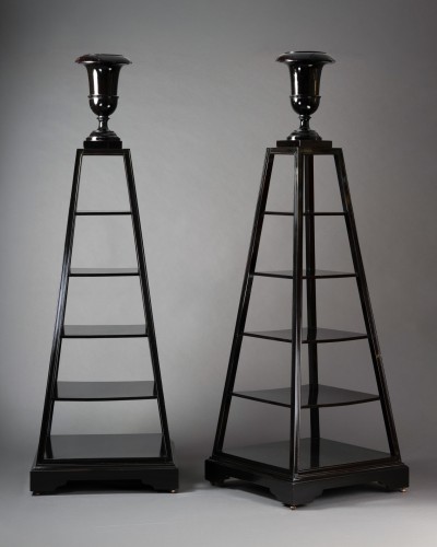 20th century - PAIR OF PYRAMID-SHAPED WHATNOTS (OPEN BOOKCASES)