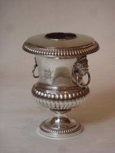 Antiquités - A pair of silver-plate urn-form wine coolers circa 1830