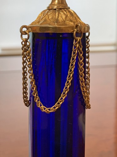 Paire de flambeaux d'époque néoclassique en verre bleu. Suède fin du XVIIIe siècle - Luminaires Style 