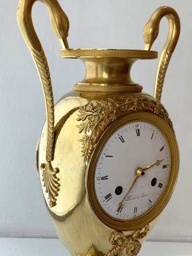 Horlogerie Pendule - Pendule vase en bronze doré d'époque Empire