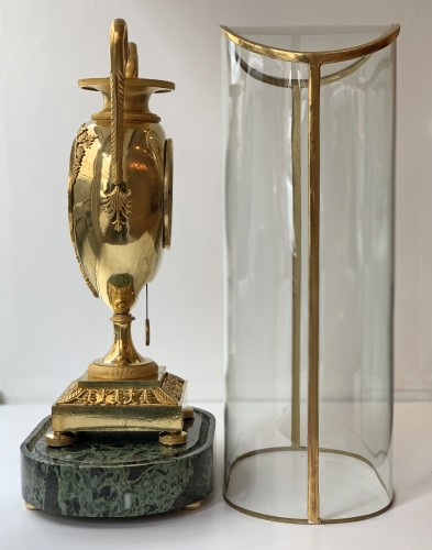 XIXe siècle - Pendule vase en bronze doré d'époque Empire