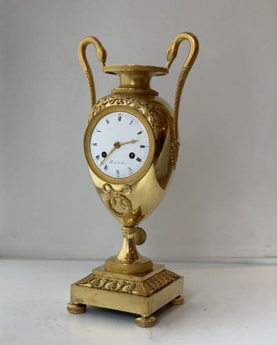 Antiquités - Pendule vase en bronze doré d'époque Empire