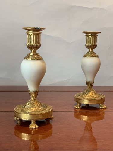 A pair of Louis XVI ormolu mounted Carrara marble candlesticks - Lighting Style Louis XVI