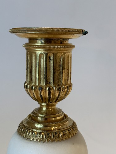 Luminaires Bougeoirs et Chandeliers - Paire de flambeaux d'époque Louis XVI - bronze doré et marbre blanc