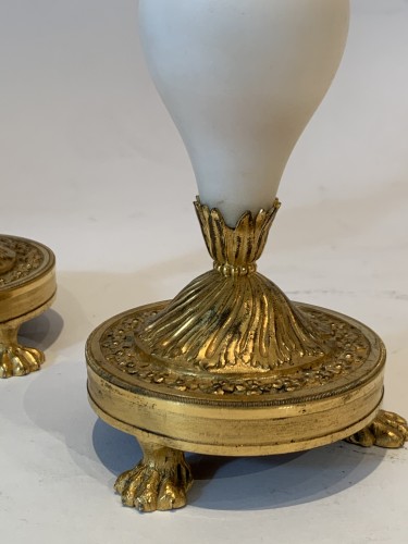 Paire de flambeaux d'époque Louis XVI - bronze doré et marbre blanc - Galerie Philippe Guegan