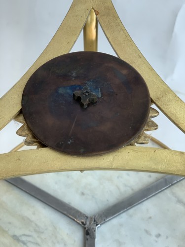 Antiquités - A neoclassical gilt-bronze gueridon with Carrara marble top