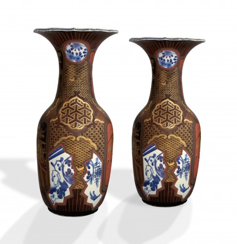 19th century - A pair of Arita lacquered porcelain vases. Japan Meiji period