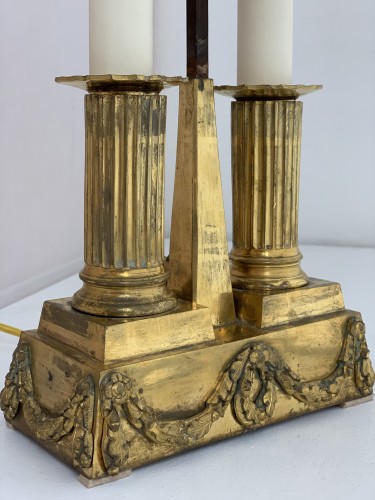 Deux lampes bouillottes d'époque Louis XVI en bronze doré - Galerie Philippe Guegan
