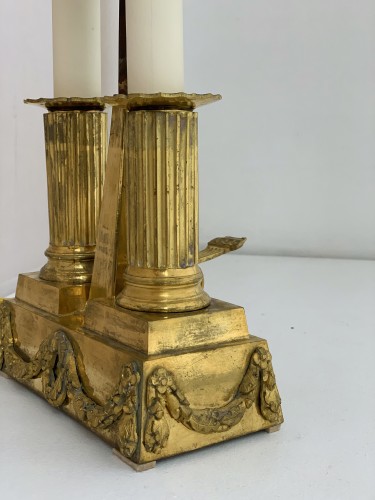 Antiquités - A set of two Louis XVI gilt bronze bouillotte lamps, late 18th century