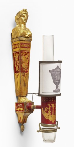 XVIIIe siècle - Paire d’appliques à quinquet en tôle vernie rouge et dorée d’époque Consulat