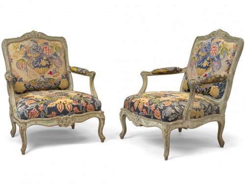 A pair of large fauteuils à la reine upholstered a châssis