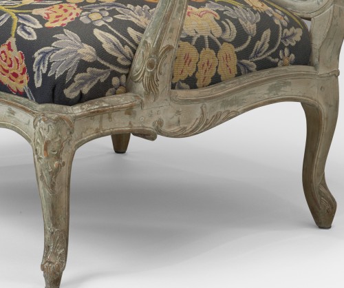 A pair of large fauteuils à la reine upholstered a châssis - 