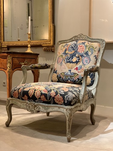  - A pair of large fauteuils à la reine upholstered a châssis