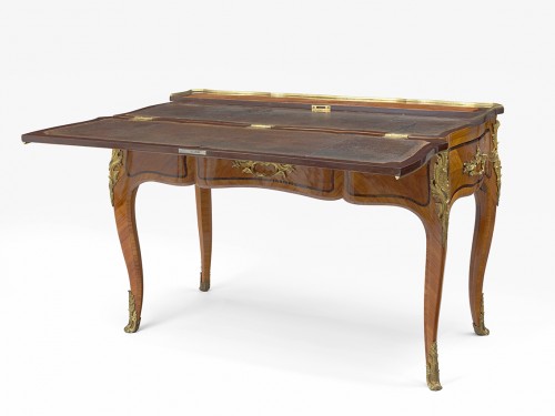 A Louis XV ormolu-mounted tulipwood and amaranth desk - Furniture Style Louis XV