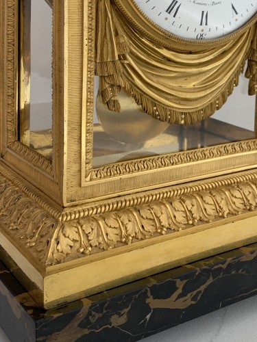 Antiquités - Manière - Merlet - Thomire. Pendule régulateur en bonze doré vers 1795-1805