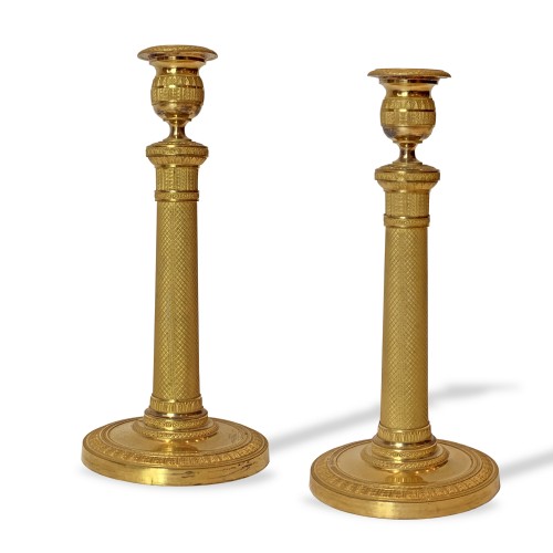 Paire de flambeaux colonnes en bronze doré d'époque Empire, montés en lampes