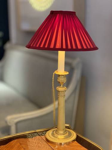 Paire de flambeaux colonnes en bronze doré d'époque Empire, montés en lampes - Luminaires Style Empire