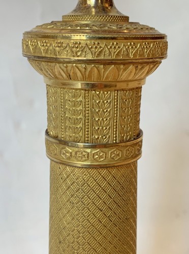 Paire de flambeaux colonnes en bronze doré d'époque Empire, montés en lampes - Galerie Philippe Guegan