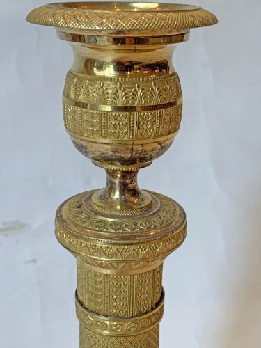 XIXe siècle - Paire de flambeaux colonnes en bronze doré d'époque Empire, montés en lampes