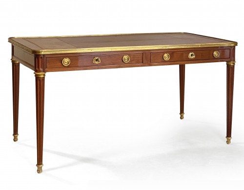 Bureau plat en acajou d'époque Louis XVI estampillé E.Avril. Paris vers 1780