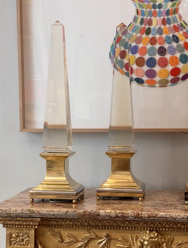 Maison Jansen - Paire de lampes obelisques en laiton et plexiglas - Galerie Philippe Guegan