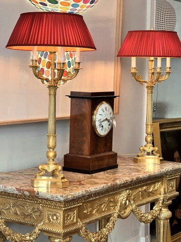 19th century - A pair of chased and gilded bronze Candelabra. Paris by 1820