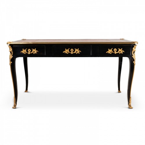 Bureau plat en bois noirci d'époque Louis XV estampillé G.CORDIÉ