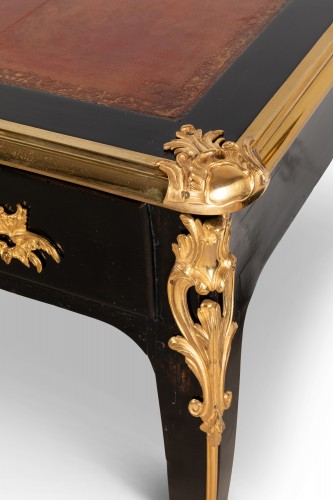 Bureau plat en bois noirci d'époque Louis XV estampillé G.CORDIÉ - Galerie Philippe Guegan