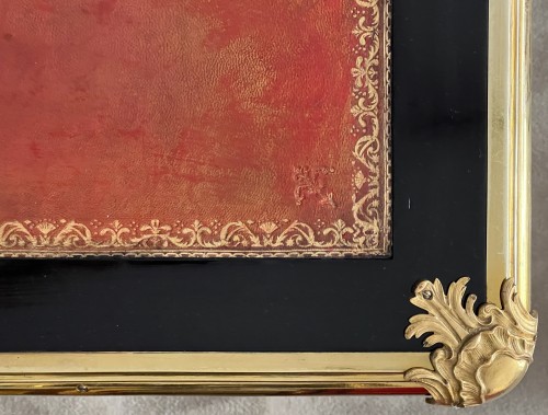 XVIIIe siècle - Bureau plat en bois noirci d'époque Louis XV estampillé G.CORDIÉ