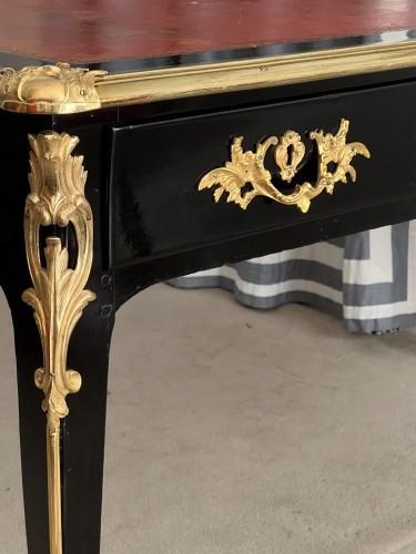 Louis XV - Bureau plat en bois noirci d'époque Louis XV estampillé G.CORDIÉ