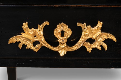 Antiquités - Bureau plat en bois noirci d'époque Louis XV estampillé G.CORDIÉ