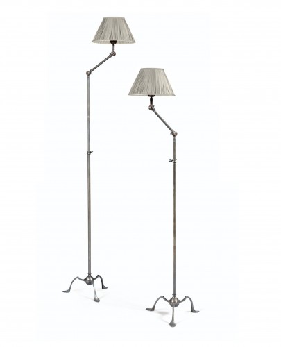 Galerie des Lampes. Paire de lampadaires Grasshopper en bronze et laiton