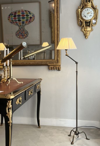 Galerie des Lampes. Paire de lampadaires Grasshopper en bronze et laiton - Galerie Philippe Guegan