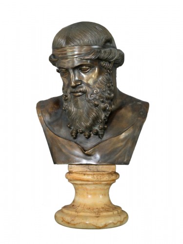 Bust of bronze of Dionysos / Plato